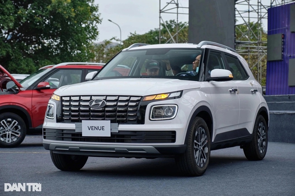 Tăng giá bán, Toyota Raize vẫn hút khách hơn Hyundai Venue - 4