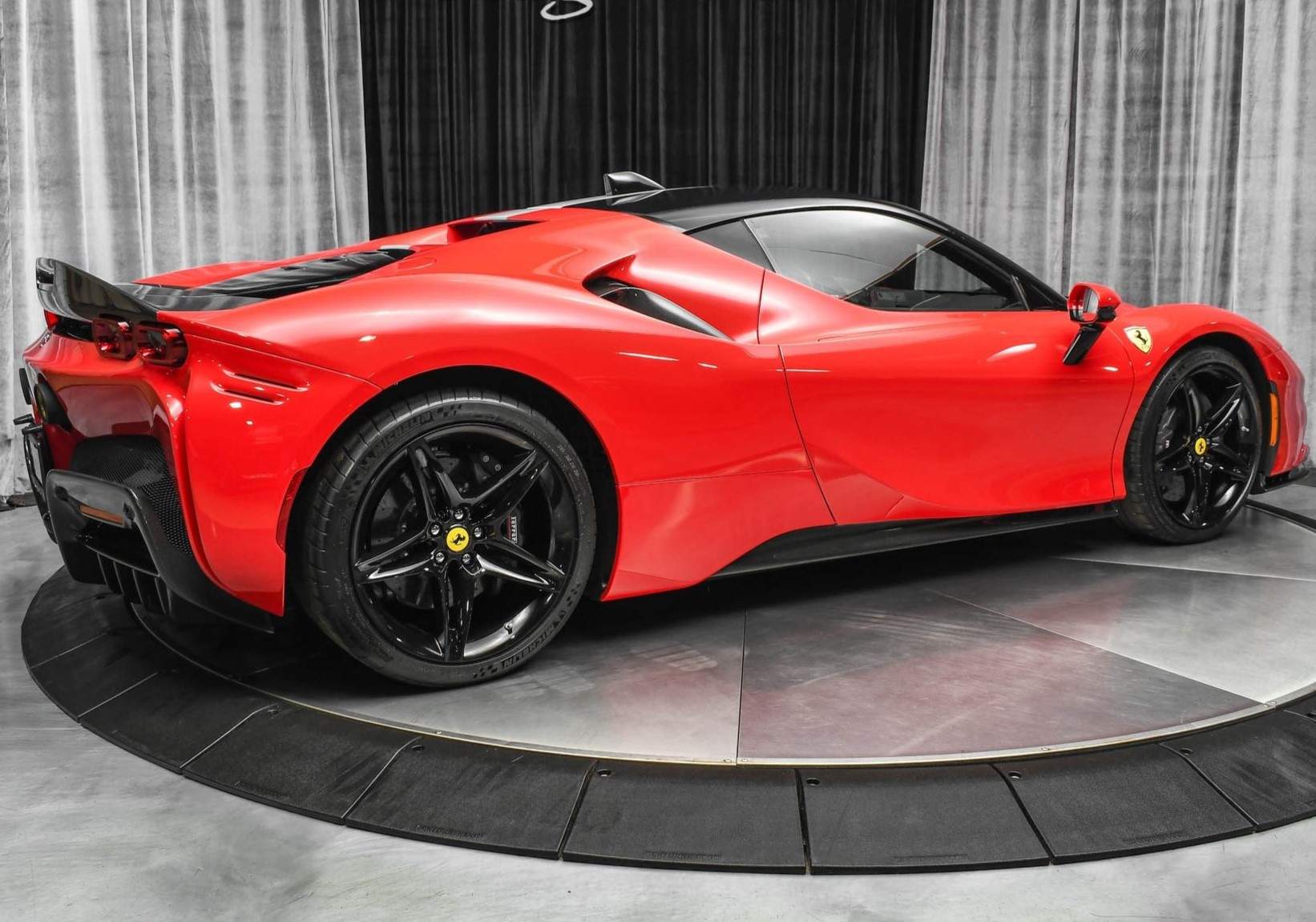 Bắt gặp siêu xe Ferrari SF90 Stradale tại Hà Nội với loạt trang bị tiền tỷ