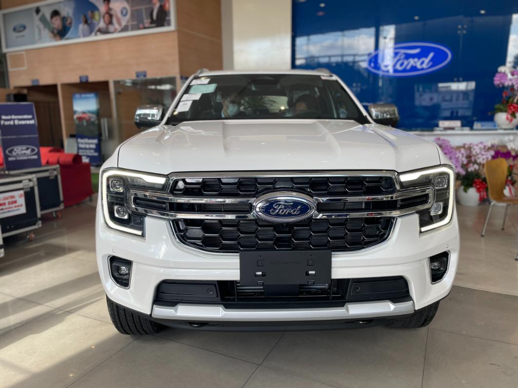 ford everest titanium 4x4 2023 màu trắng 16
