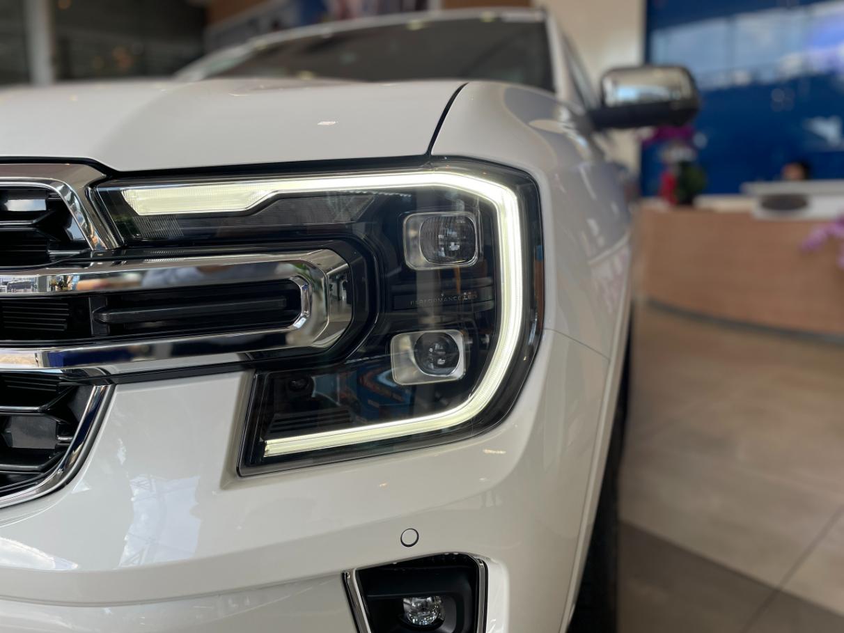 ford everest titanium 4x4 2023 màu trắng 17