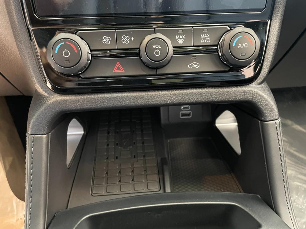 ford everest titanium 4x4 2023 màu trắng 24