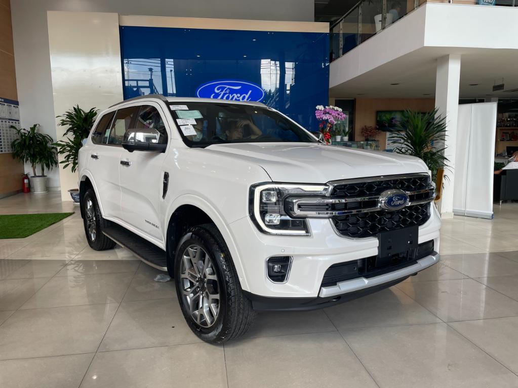 ford everest titanium 4x4 2023 màu trắng 15