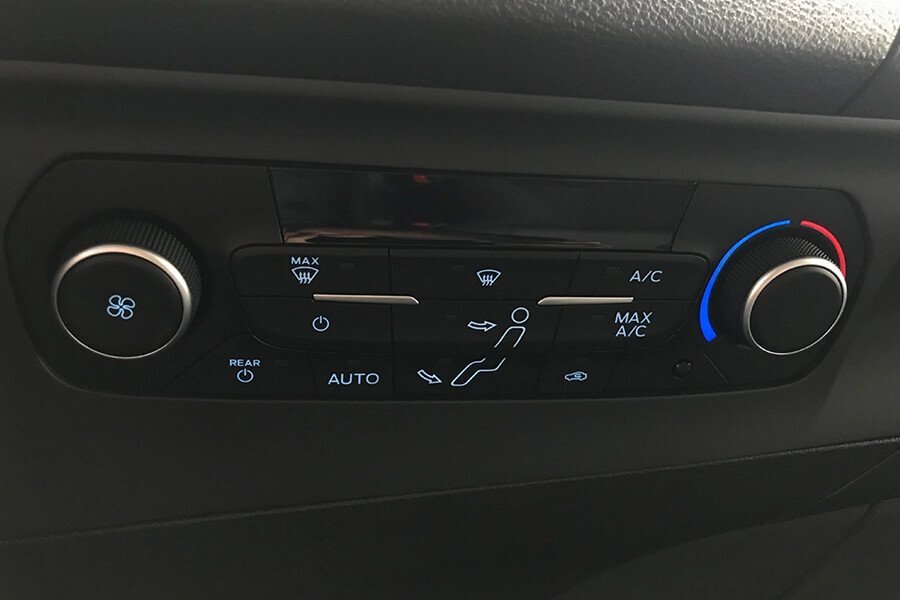 Ford Tourneo Trend (Máy xăng) - Hình 31
