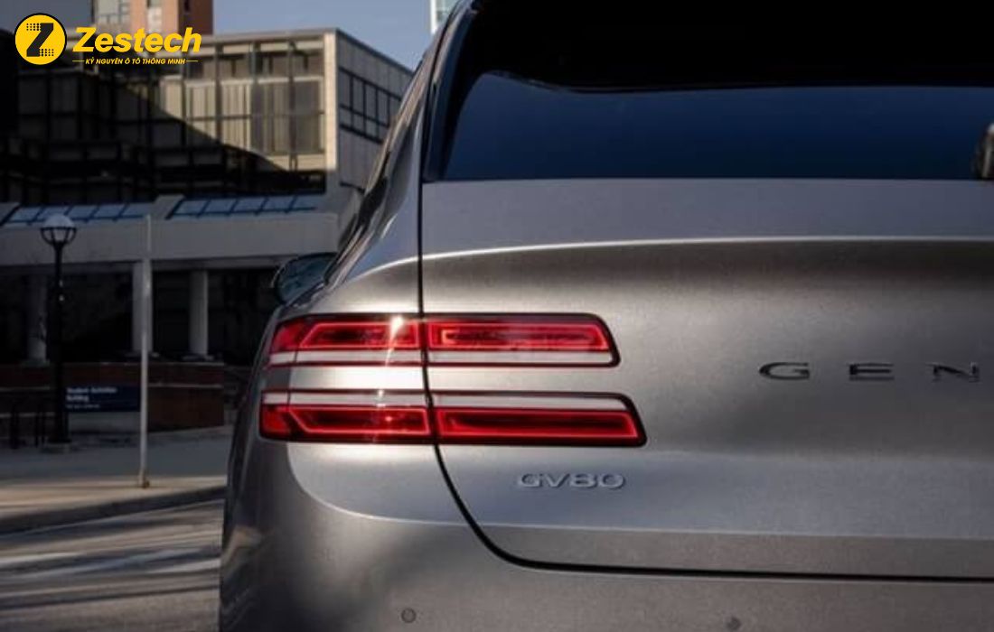 Đuôi xe Genesis GV80 được thiết kế với những đường nét sắc cạnh