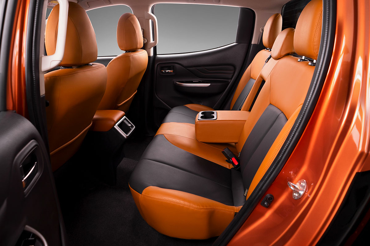 Hàng ghế sau của Mitsubishi Triton Athlete 2021.