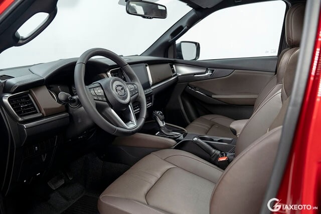 Mazda-BT-50-2021-noi-that-khoang-lai