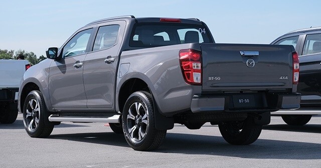 Mazda-BT-50-2021-duoi-xe