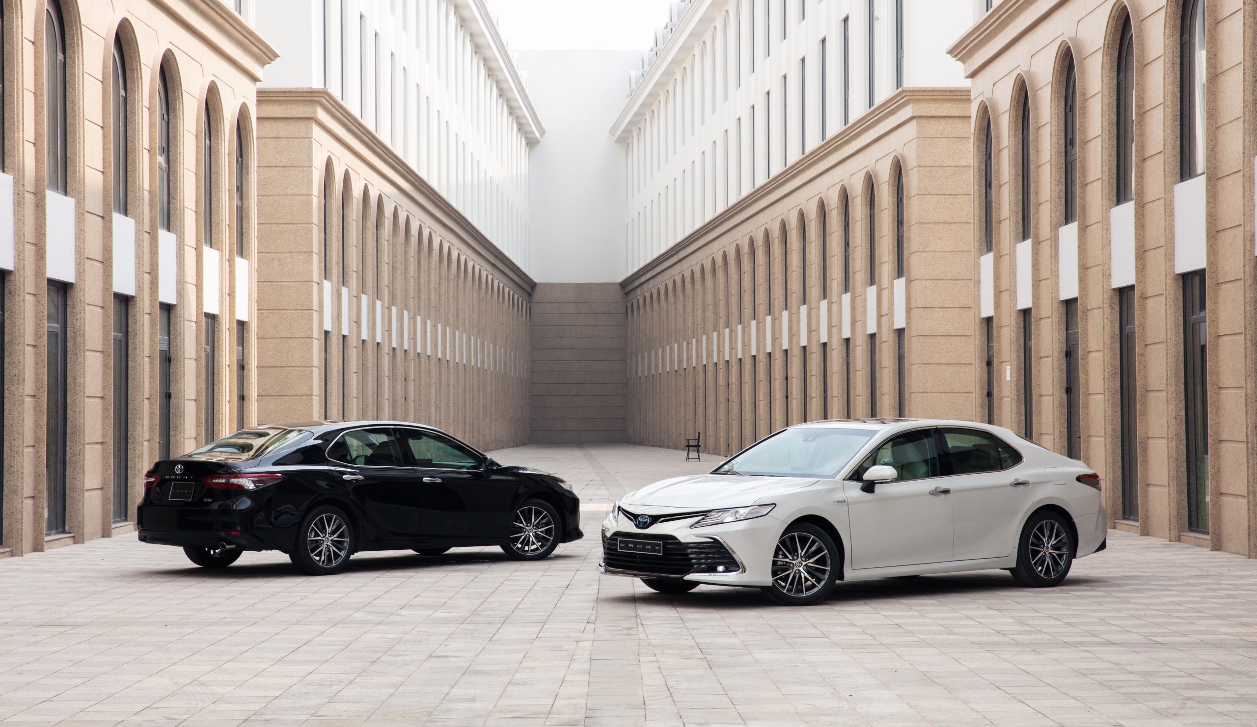 Đánh Giá Toyota Camry: Giá lăn bánh, TSKT xe và ưu đãi 1/2025