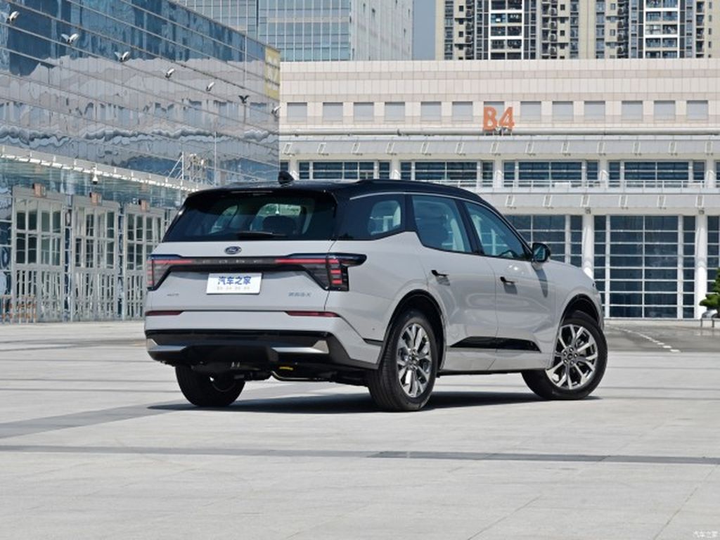 Ford Edge L 2023 chính thức được chốt giá từ 788 triệu VNĐ