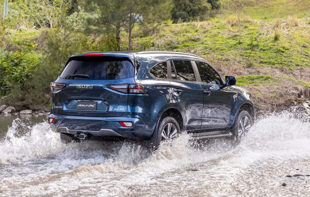 Isuzu mux premium màu xanh
