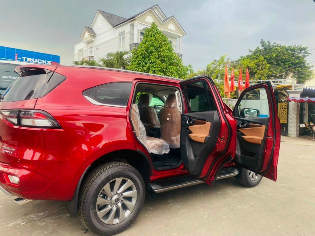 Isuzu mux premium màu đỏ