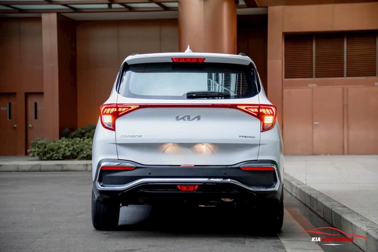kia carens phía sau với cụm đèn hậu dạng led