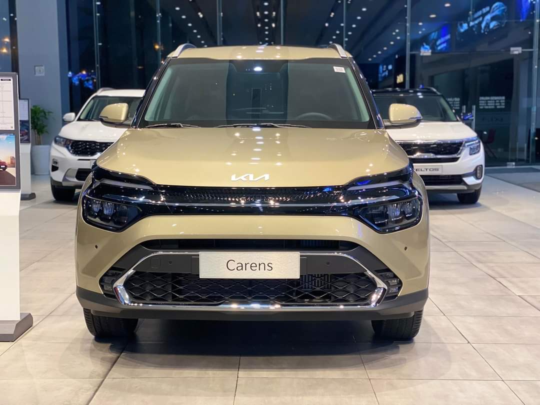 kia carens màu vàng cát