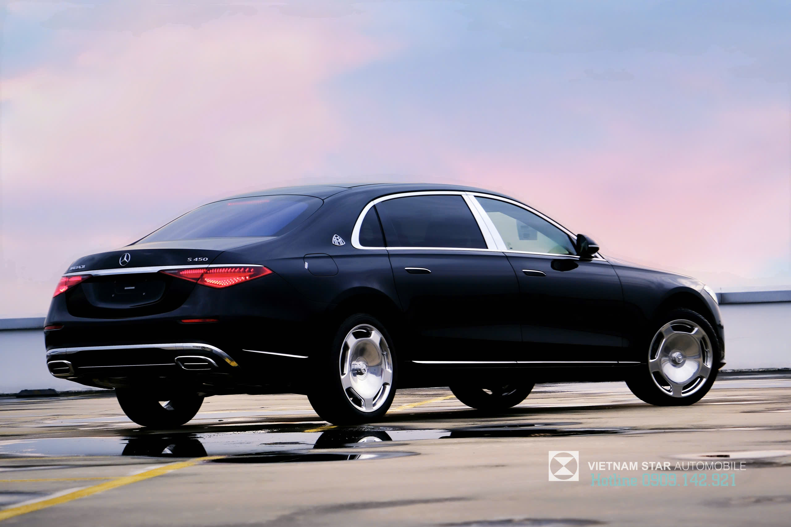 Tay nắm cửa tự động ẩn hiện mượt mà trên thân xe Maybach S450 2026 màu Đen