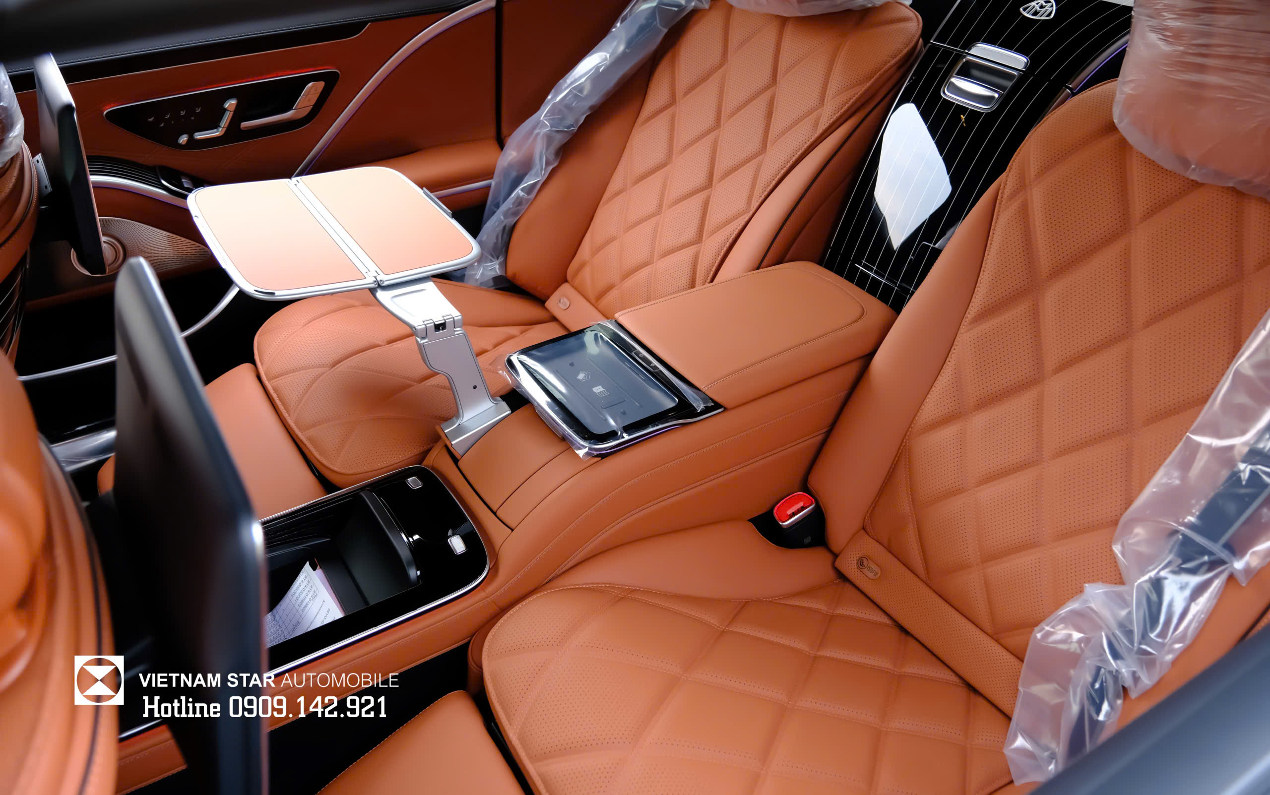Hệ thống giải trí MBUX High-End đi kèm nội thất da Nâu Maybach S450 2026