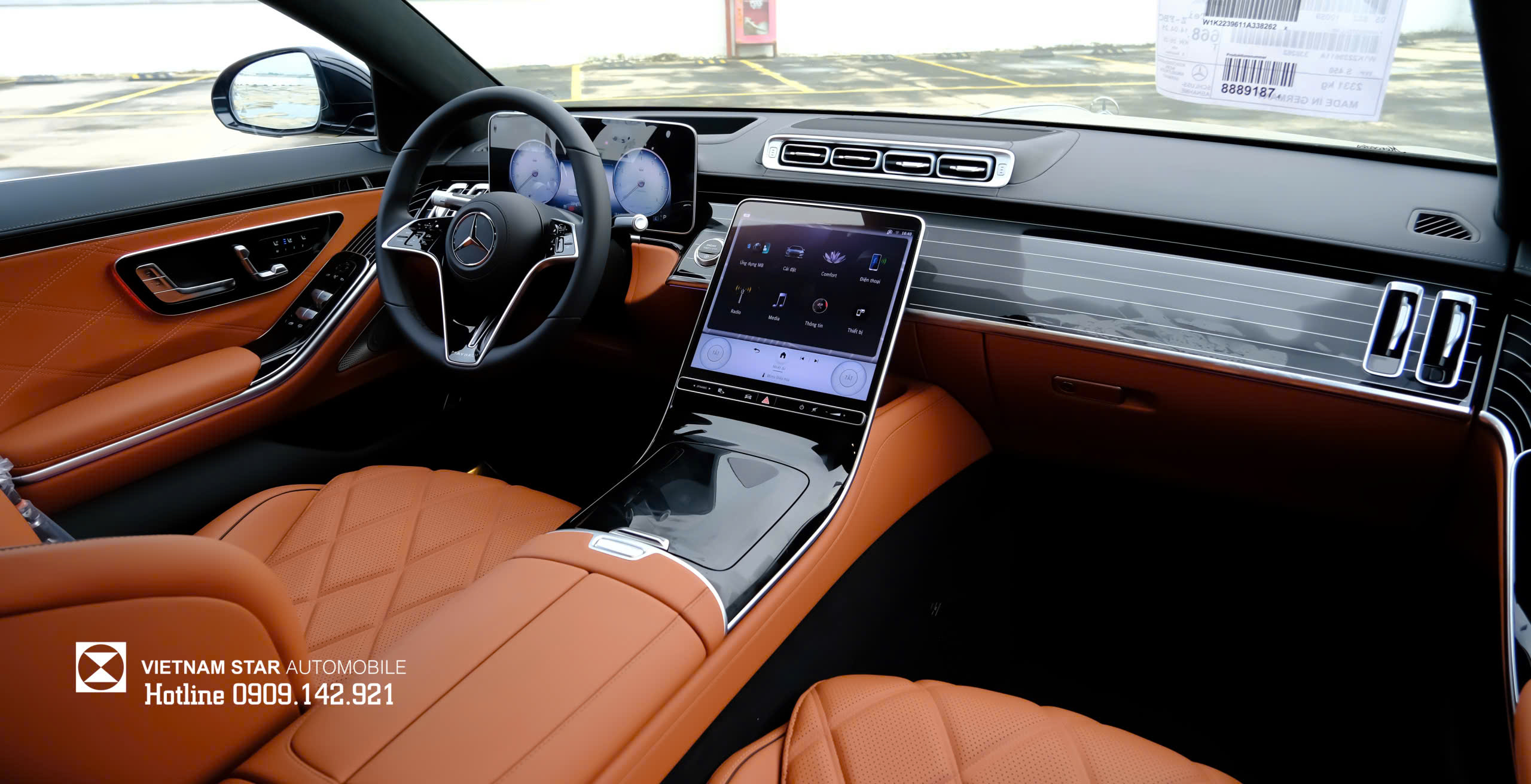 Màn hình gối đầu cho hàng ghế sau phối hài hòa với nội thất Nâu Maybach 2026