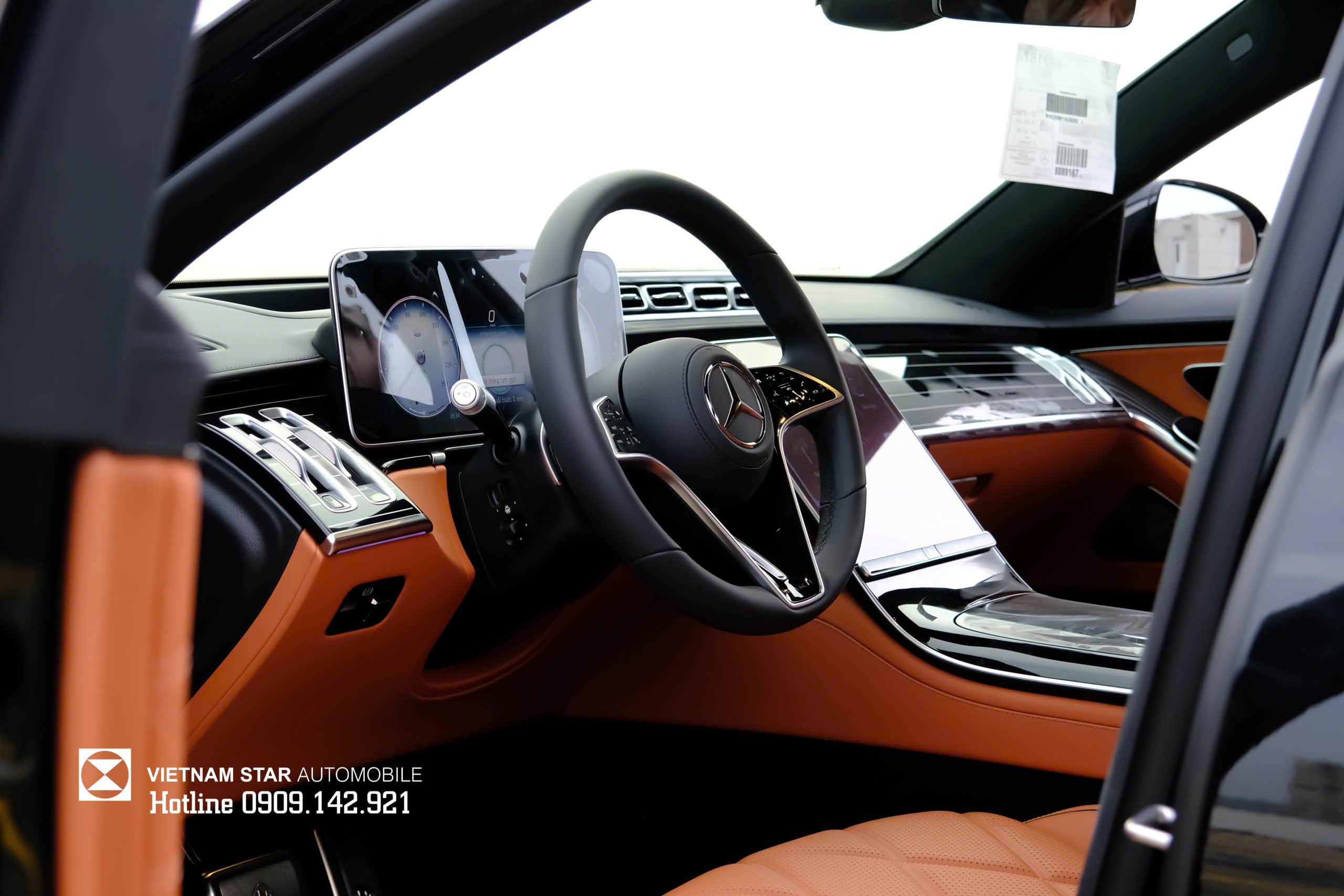 Bàn làm việc gấp gọn bọc da phối màu Nâu trên xe Maybach S450 đời 2026