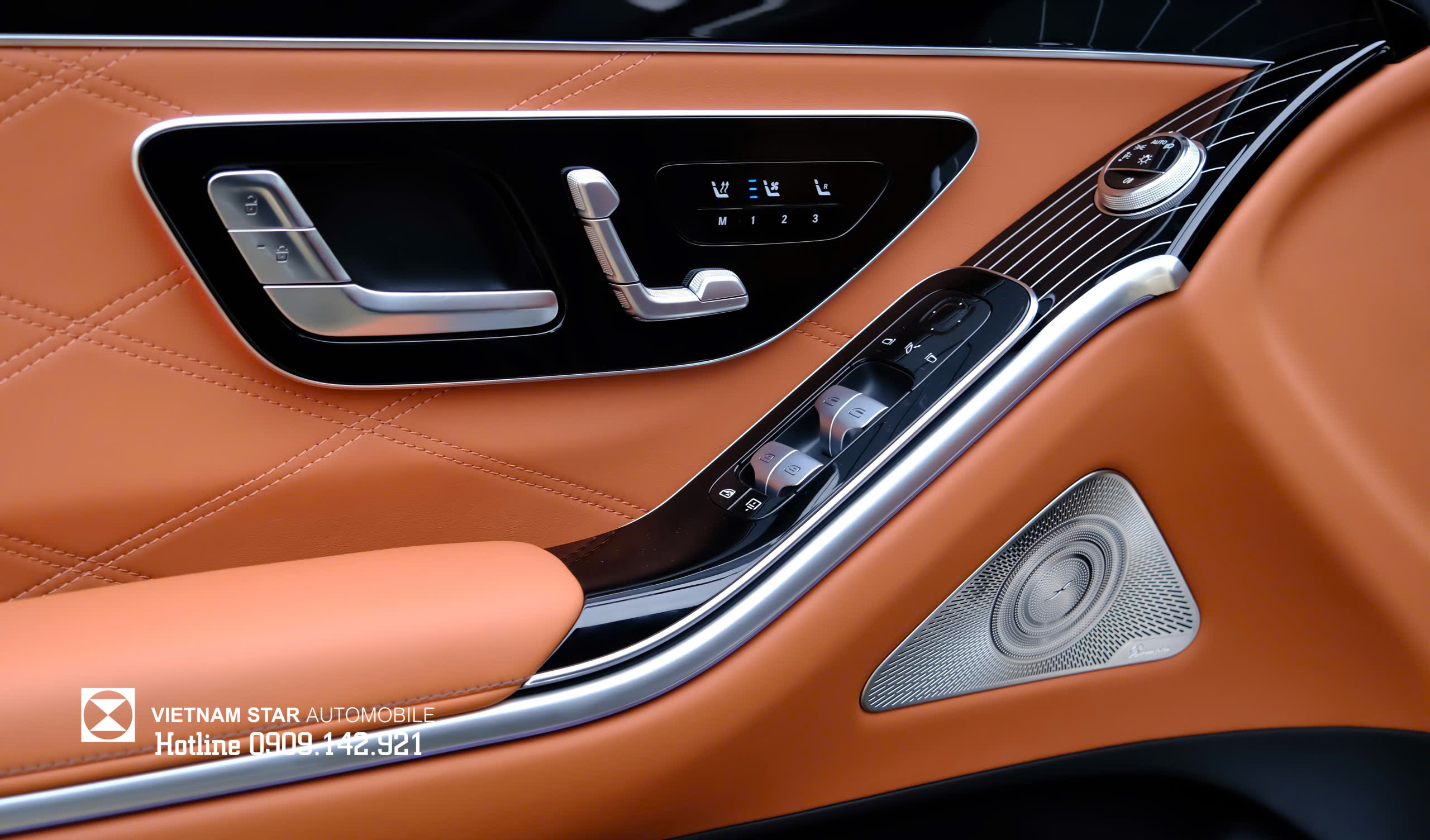 Góc chụp khoang lái làm nổi bật thiết kế vô lăng độc quyền Maybach S450 2026