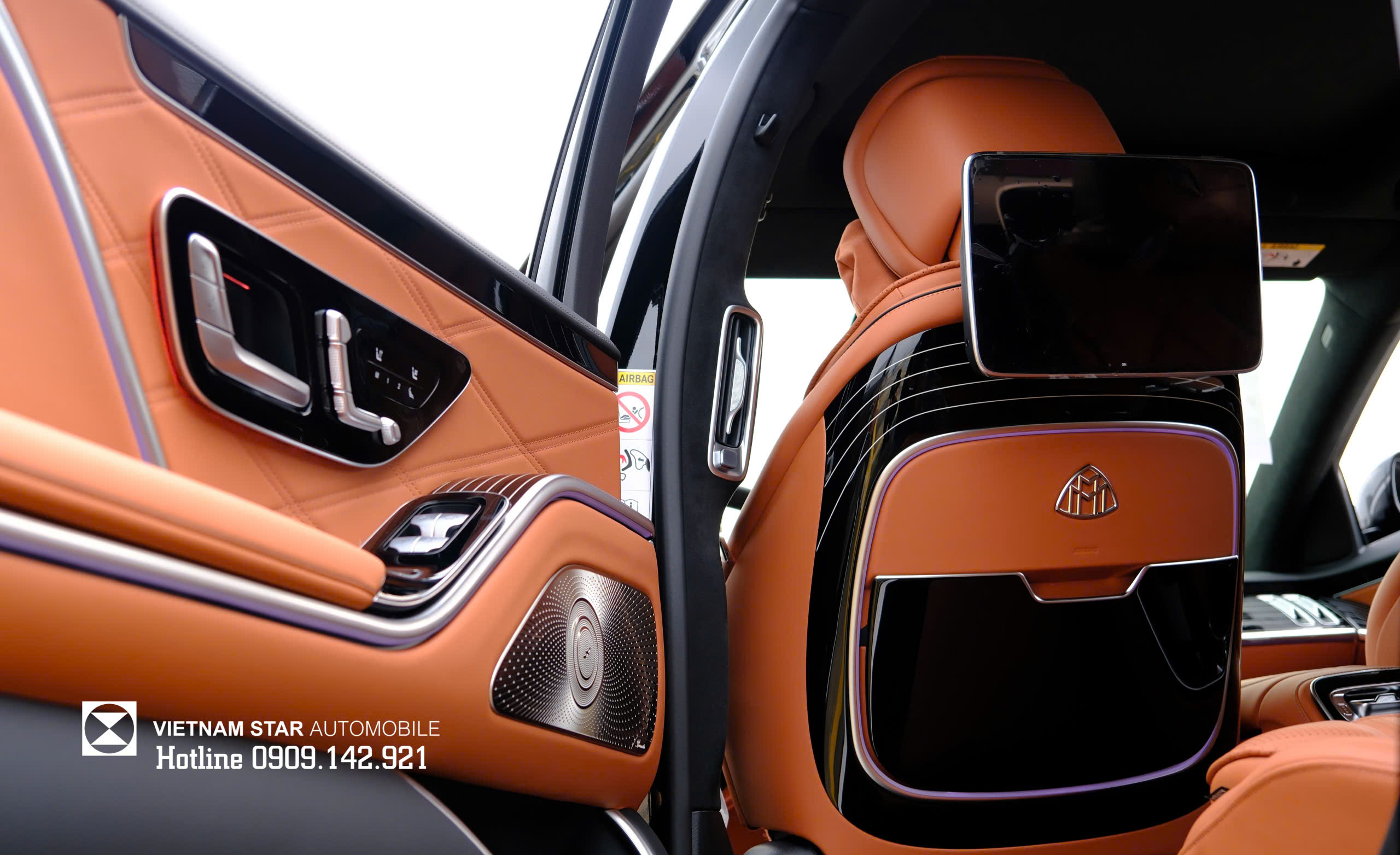 Màn hình hiển thị thông số kỹ thuật 3D sắc nét phía sau vô lăng xe Maybach S450 2026