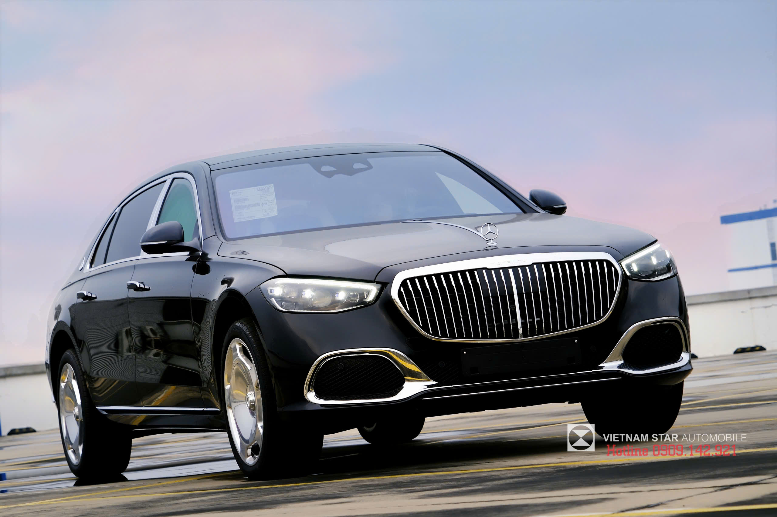 Táp pi cửa sau bọc da màu Nâu tích hợp nút chỉnh ghế thương gia và màng loa Burmester trên Maybach S450 2026