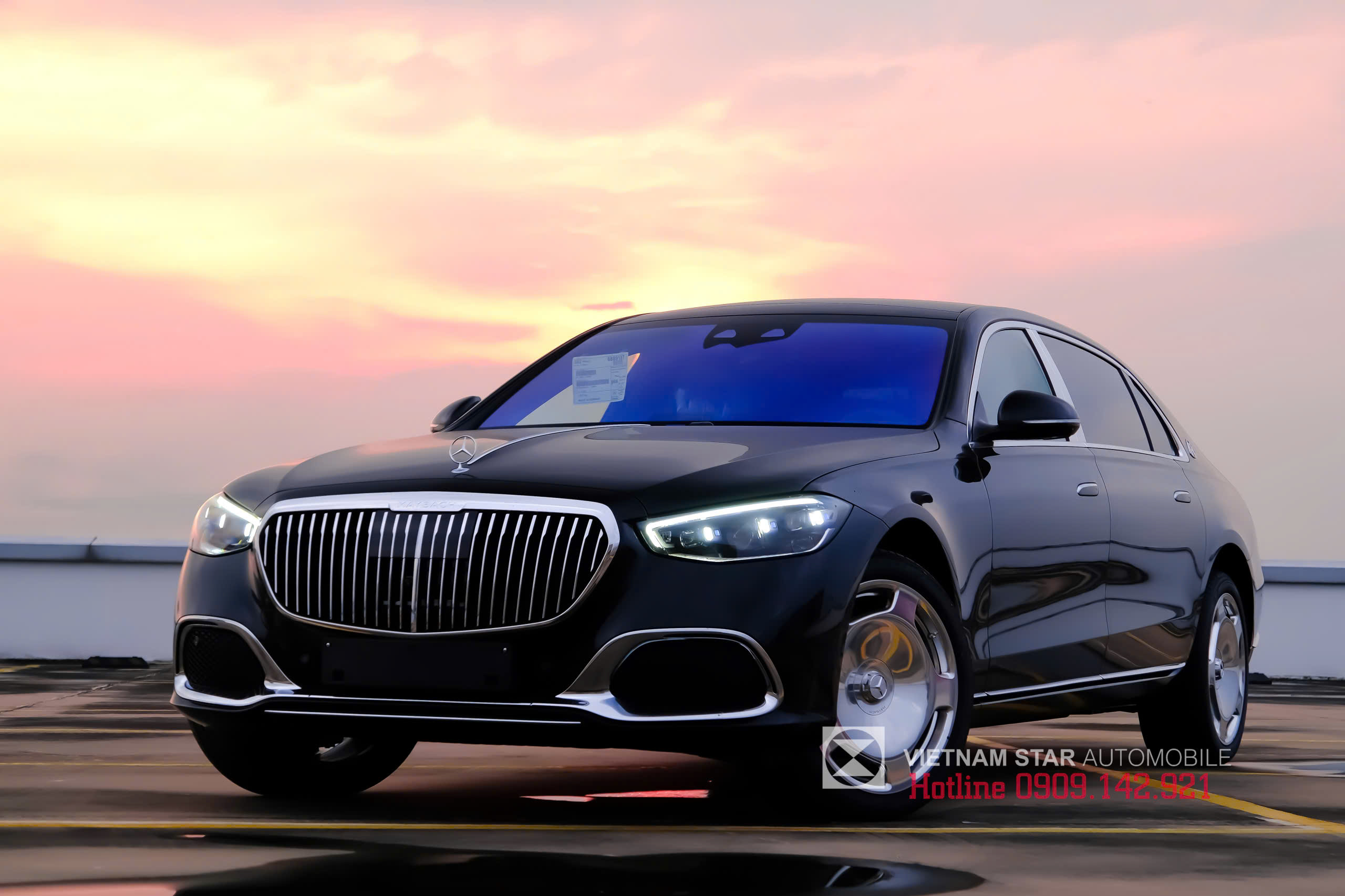 Logo ngôi sao 3 cánh đứng kiêu hãnh trên nắp capo xe Maybach S450 2026