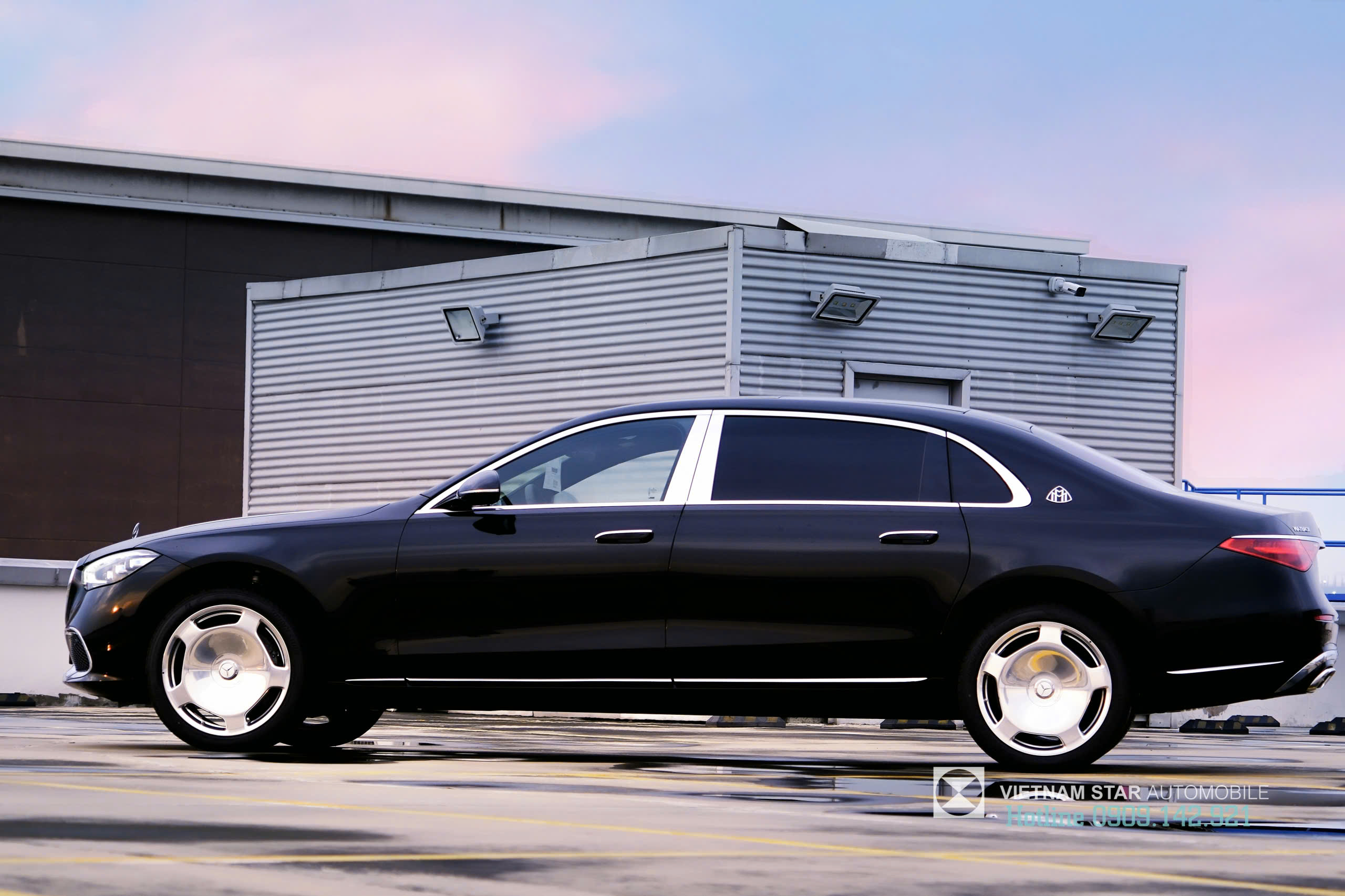 Khung viền cửa sổ mạ chrome dày bản làm tăng độ nhận diện Maybach S450 2026