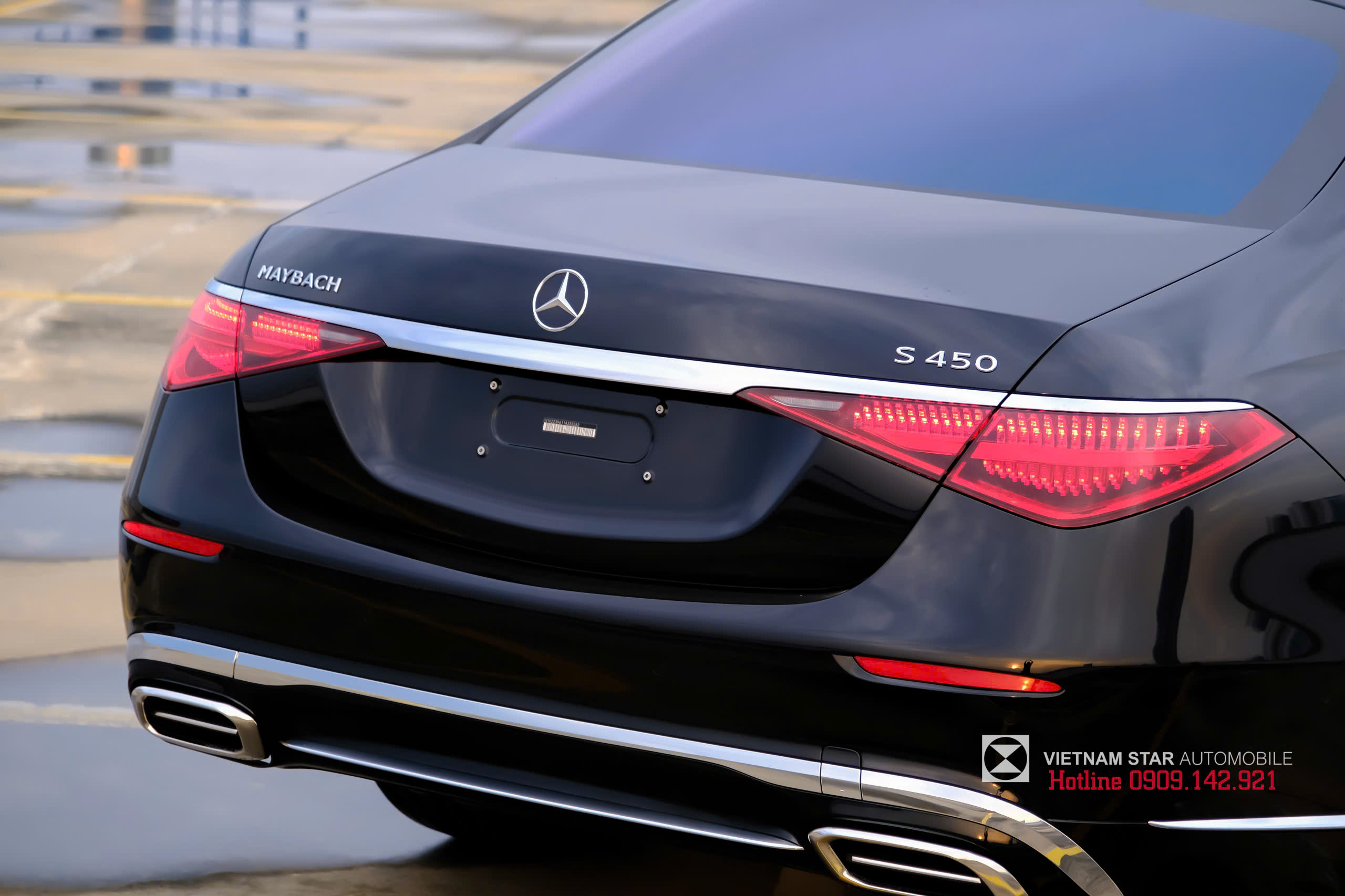 Cụm đèn hậu LED đồ họa tam giác ngược sắc sảo của Maybach S450 2026