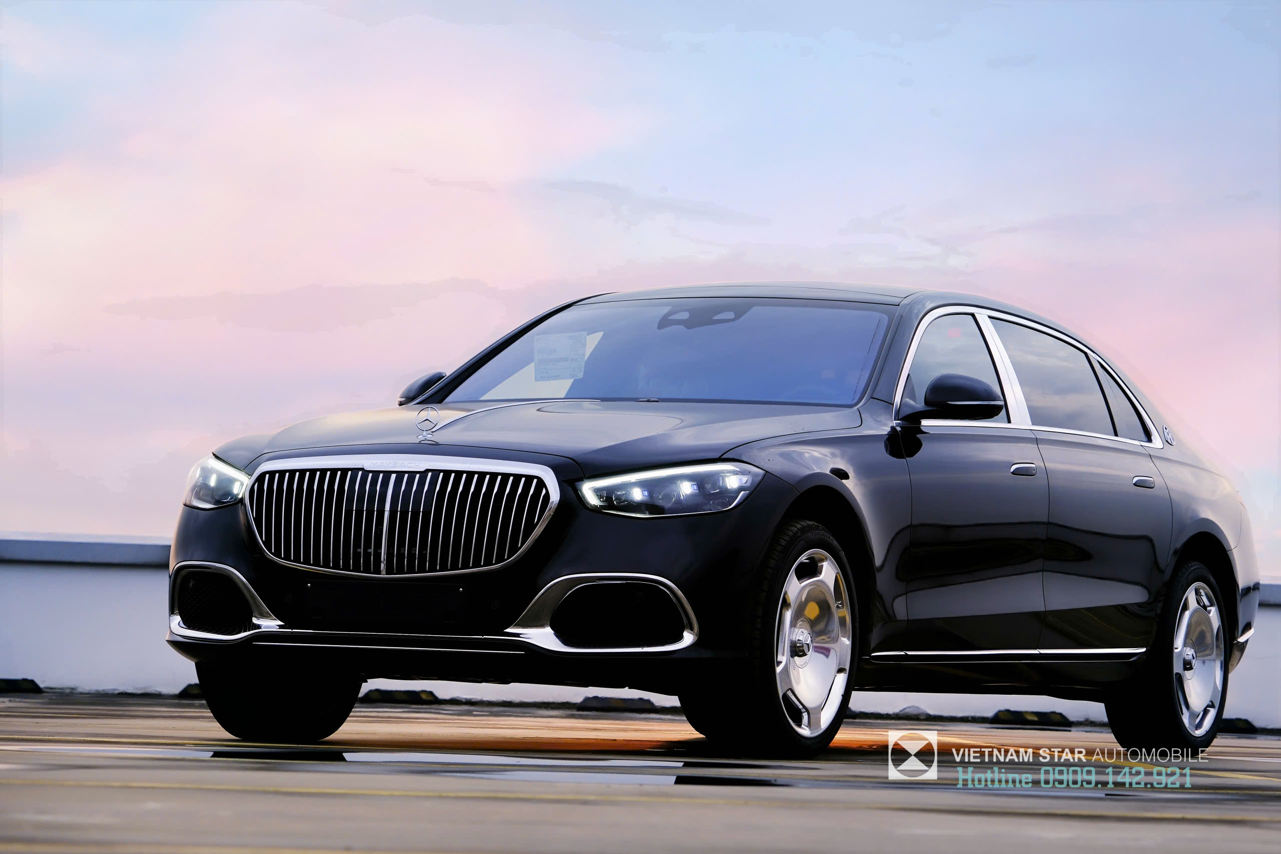 lưới tản nhiệt maybach s450 2025 mạ chrome đặc trưng với nan dọc tinh xảo