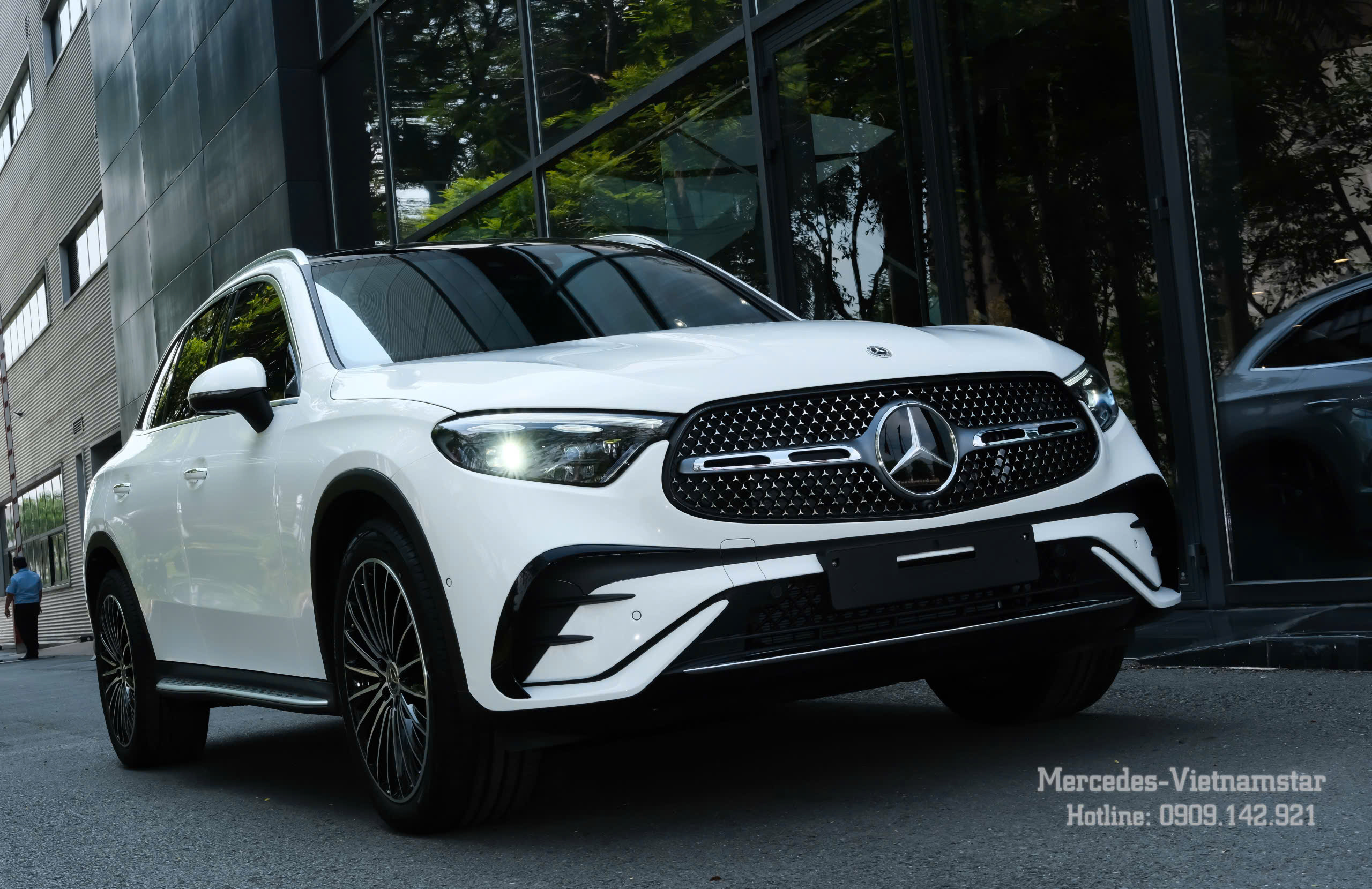 Mặt trước xe Mercedes-Benz GLC 300 màu trắng thế hệ mới, nổi bật lưới tản nhiệt kim cương và đèn LED hiệu năng cao.