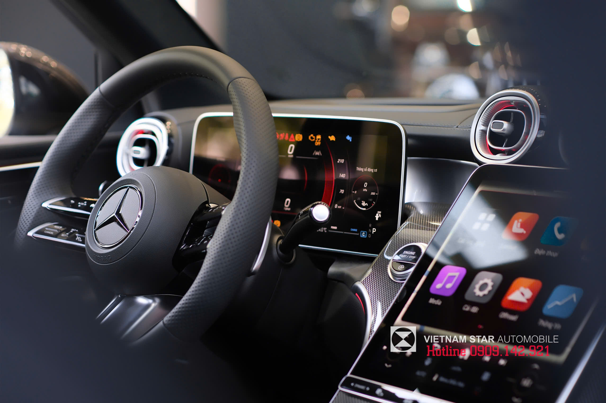 vô lăng thể thao 3 chấu bọc da nappa amg và các phím điều khiển cảm ứng
