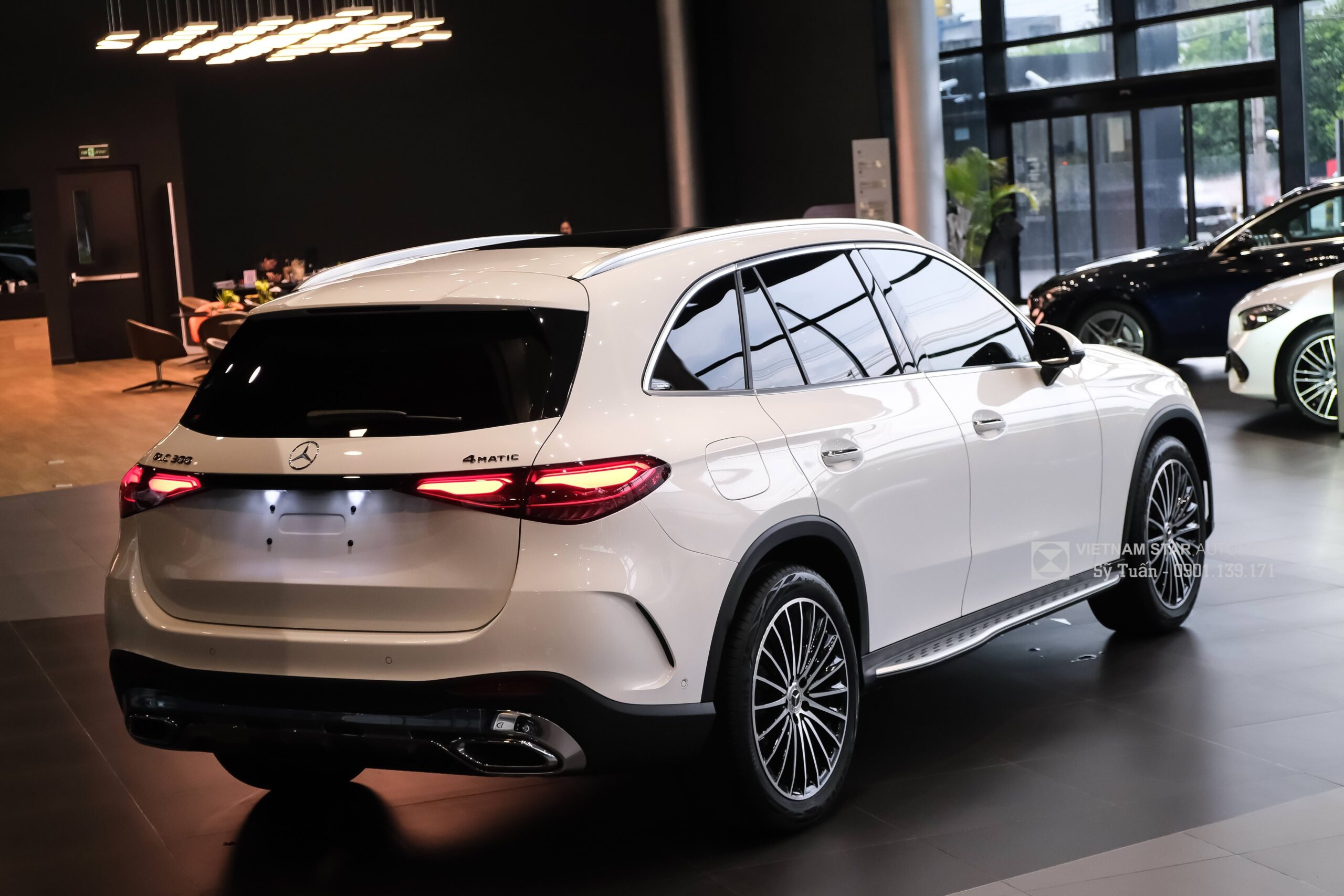 góc chụp 3/4 phía sau mercedes glc 300 2025 thể hiện đường nét sang trọng
