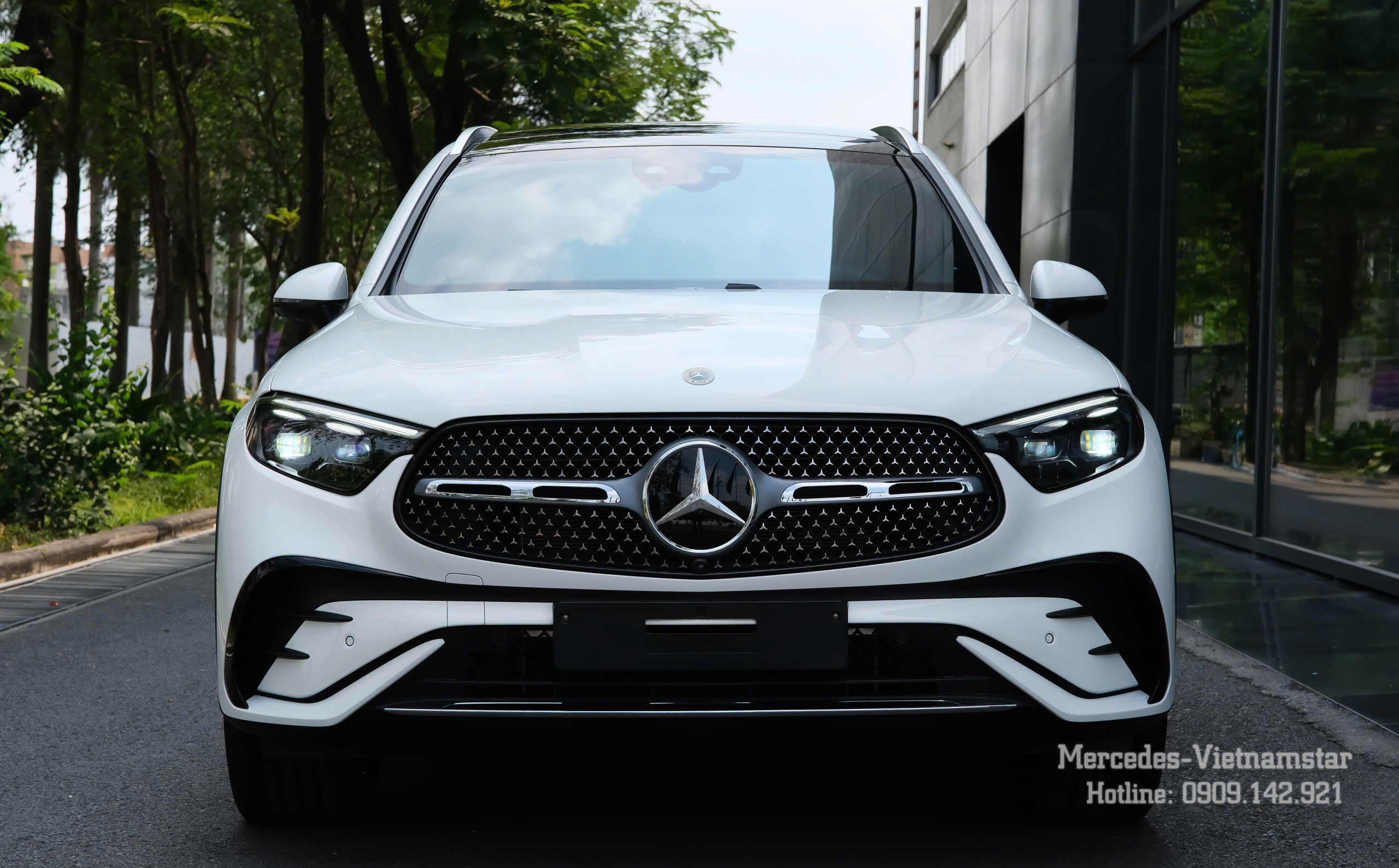Mặt trước Mercedes GLC 300 màu trắng với lưới tản nhiệt sao rơi.