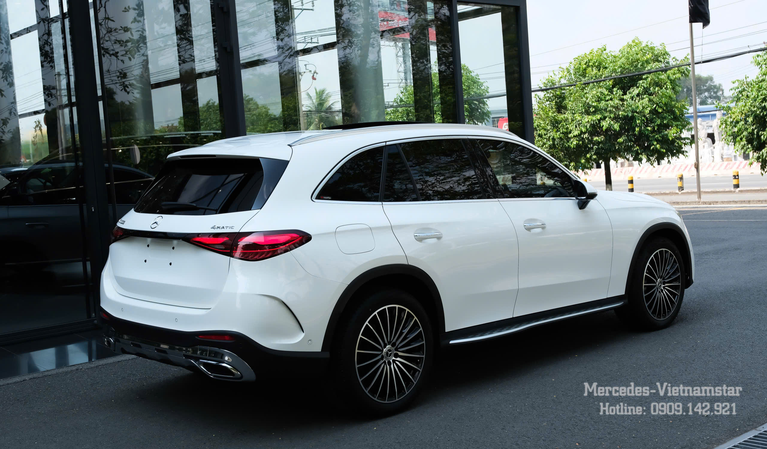 Thân xe GLC 300 màu trắng với đường gân dập nổi thể thao.