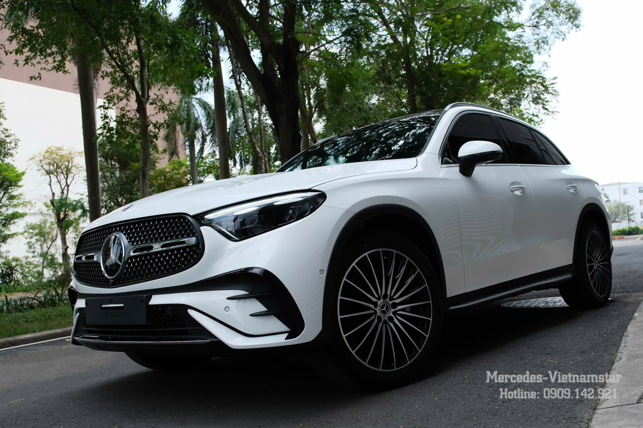 Ngoại thất xe Mercedes-Benz GLC 300 màu trắng sang trọng thế hệ mới.
