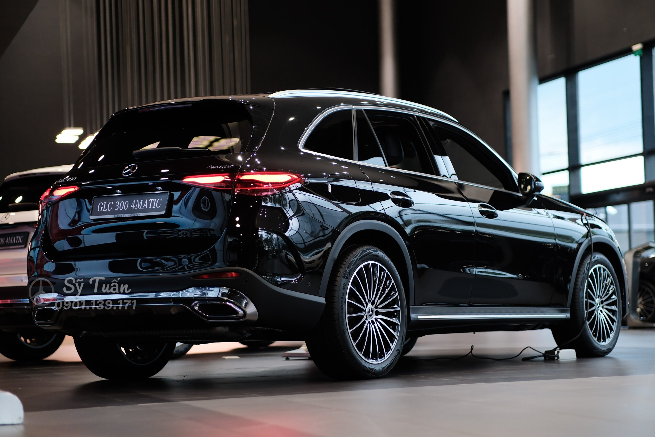 cánh lướt gió amg và ống xả kép mạ chrome trên glc 300 4matic