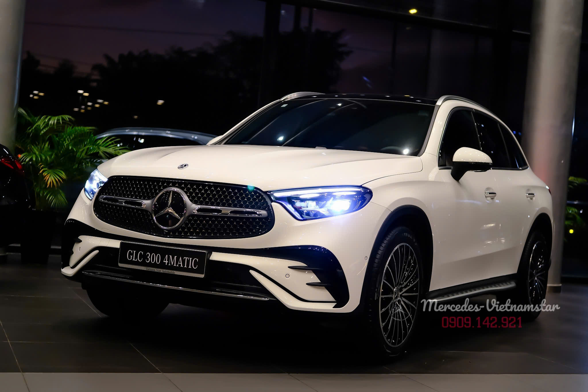 Biểu tượng ngôi sao 3 cánh nổi bật trên đầu xe GLC 300