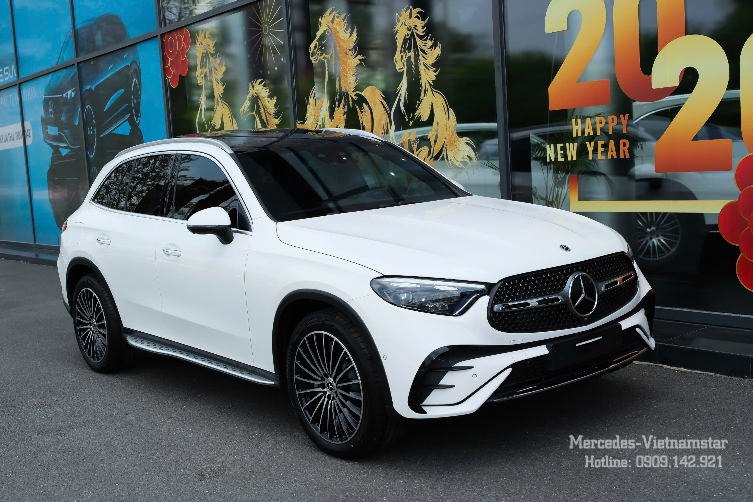 Cận cảnh mâm hợp kim AMG đa chấu của GLC 300 màu trắng.
