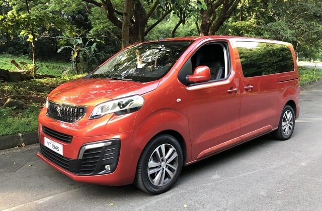 gia-xe-peugeot-208-mau-do