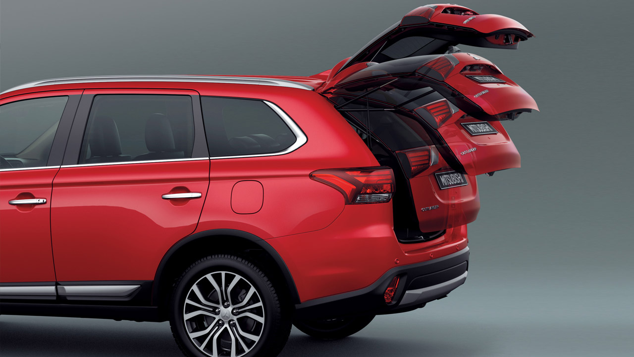 Cửa sau Outlander đóng mở bằng điện
