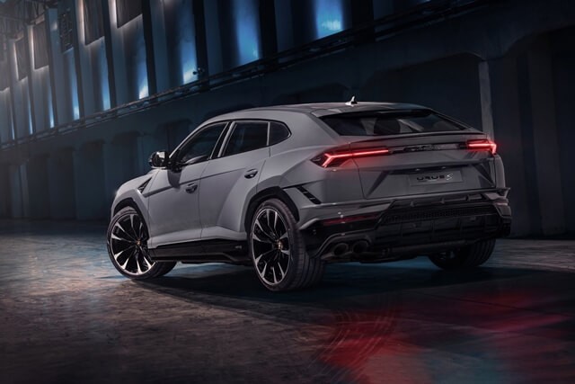 Lamborghini-Urus-S-duoi-xe