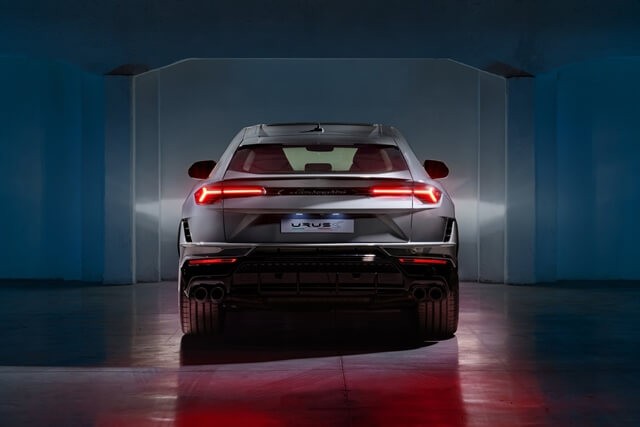 Lamborghini-Urus-S-khoang-lai