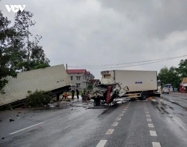 Hai Xe Tải Đấu Đầu Làm Sập Nhà