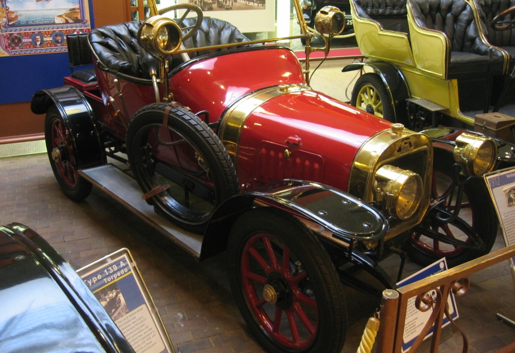 Peugeot 402 là mẫu xe sang đầu tiên mà Peugeot sản xuất.
