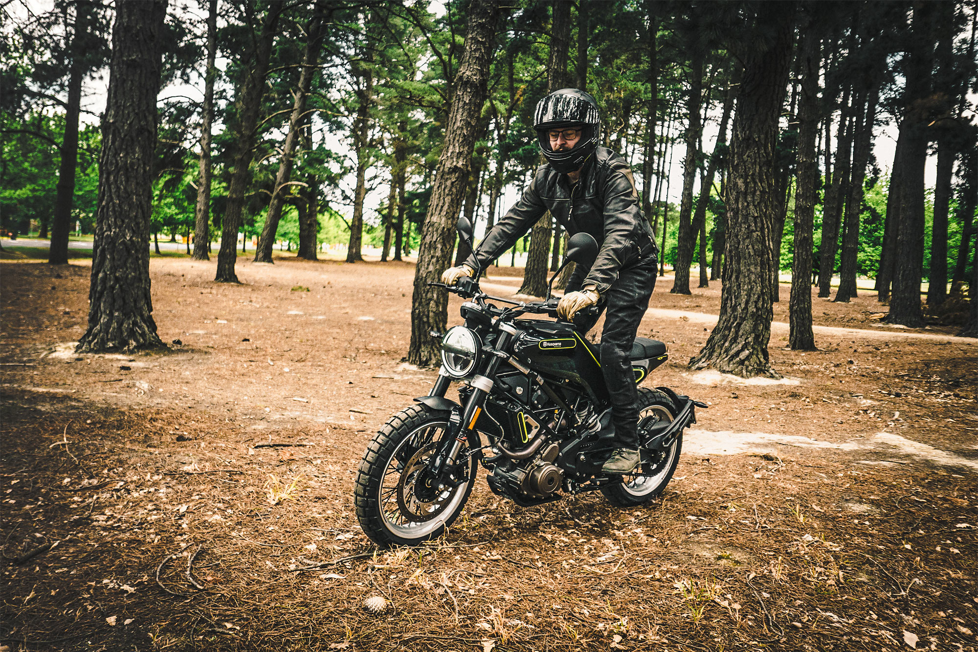 EXTENDED REVIEW: 2018 Husqvarna Svartpilen 401 & Vitpilen 701 - Pipeburn