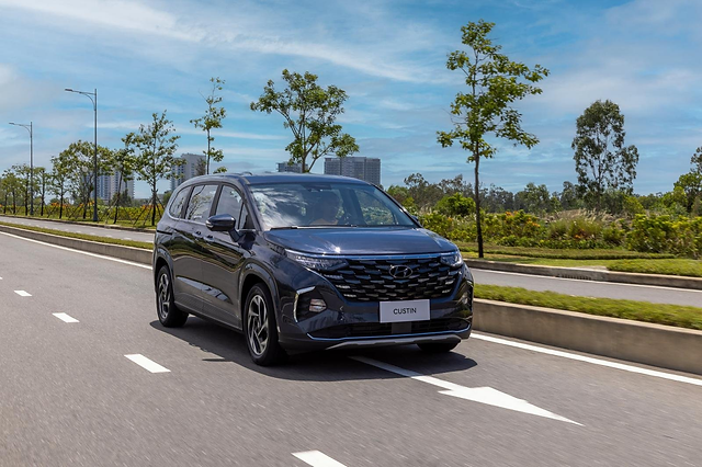 Hyundai Custin 2023 ra mắt, có 2 phiên bản động cơ, giá chỉ từ 850 triệu đồng