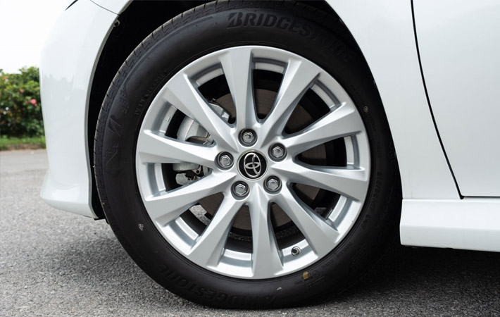 Toyota Camry 2.0G: Thông số kỹ thuật, giá lăn bánh