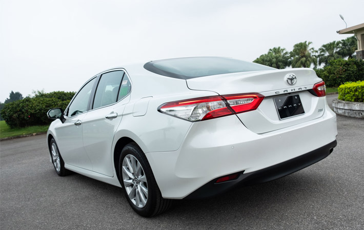 Toyota Camry 2.0G: Thông số kỹ thuật, giá lăn bánh