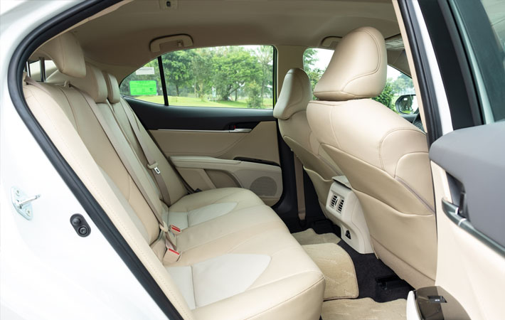 Toyota Camry 2.0G: Thông số kỹ thuật, giá lăn bánh