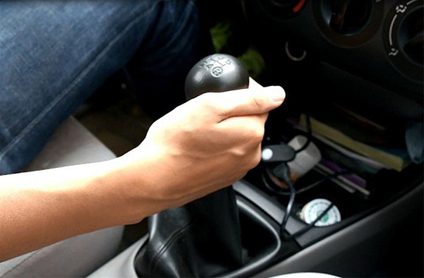 lái xe số sàn mươt mà