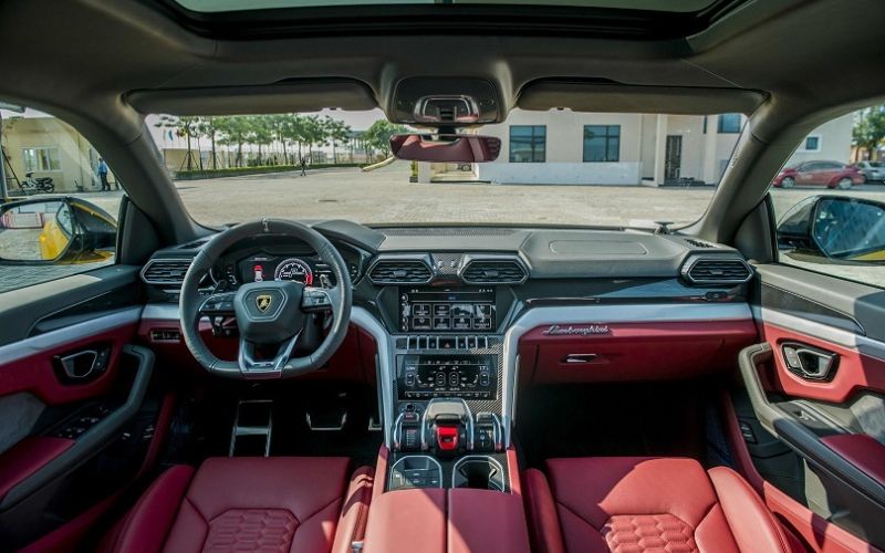 Tiện nghi trong xe vô cùng xứng đáng để người dùng bỏ tiền ra mua Urus